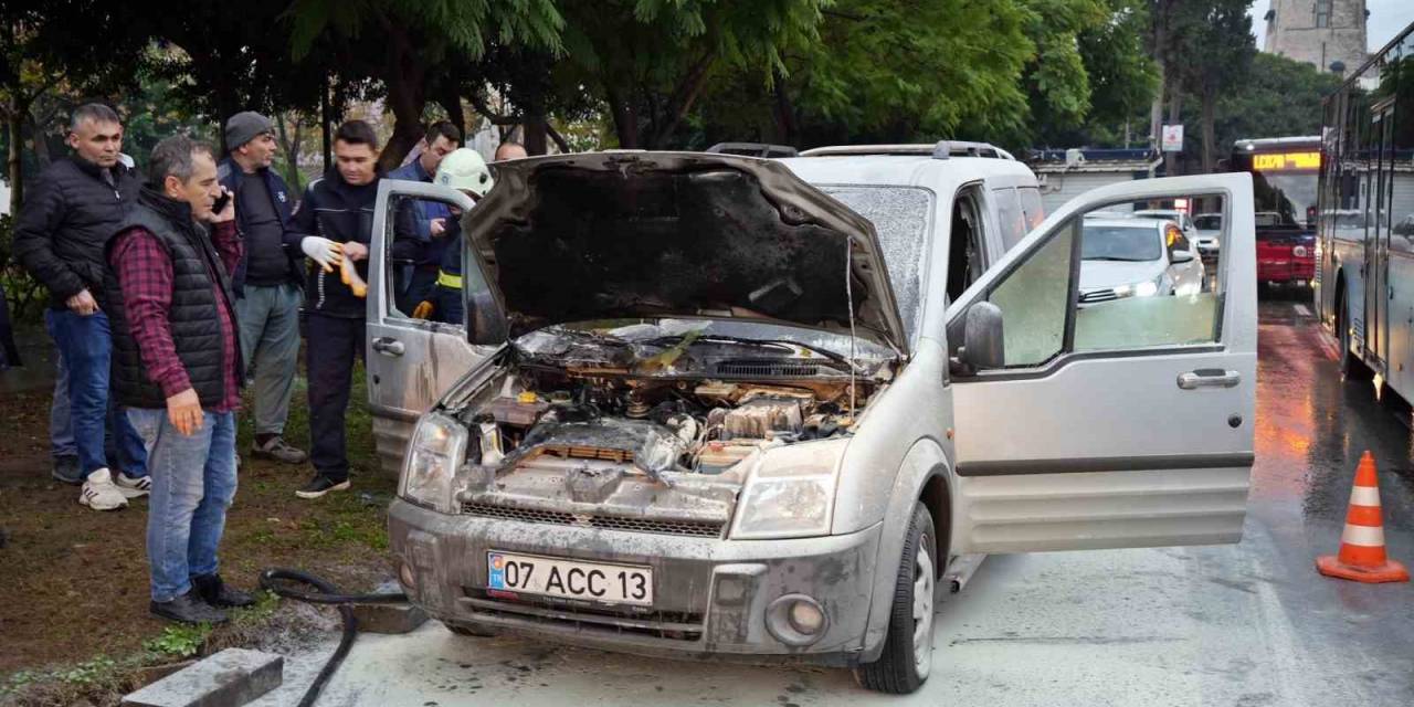 İşe Giden Su Tesisatçısının Aracı Seyir Halindeyken Yandı
