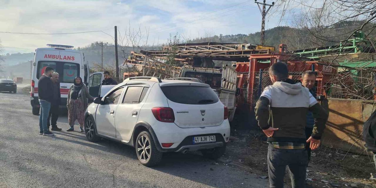 Direksiyon Başında Uyuyunca Park Halindeki Kamyonete Çarptı: 2 Yaralı