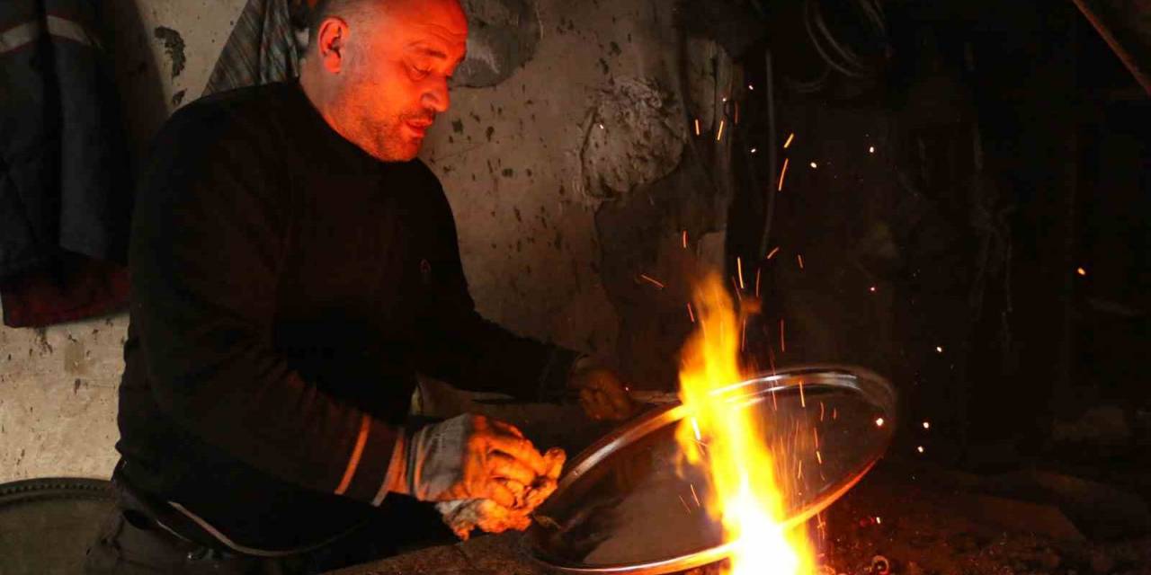 30 Metrekarelik İş Yerinde Dede Mesleği Kalaycılığı Yaşatmaya Çalışıyor