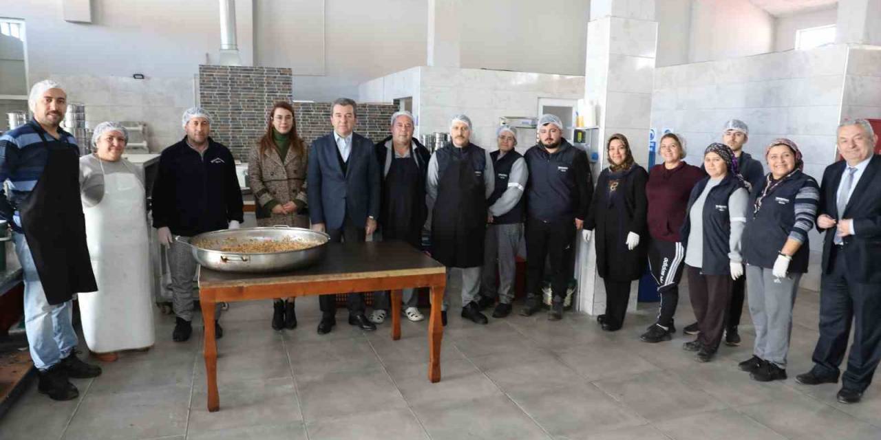 Bergama Belediyesinden İhtiyaç Sahiplerine Yemek Ve Gıda Kolisi Desteği