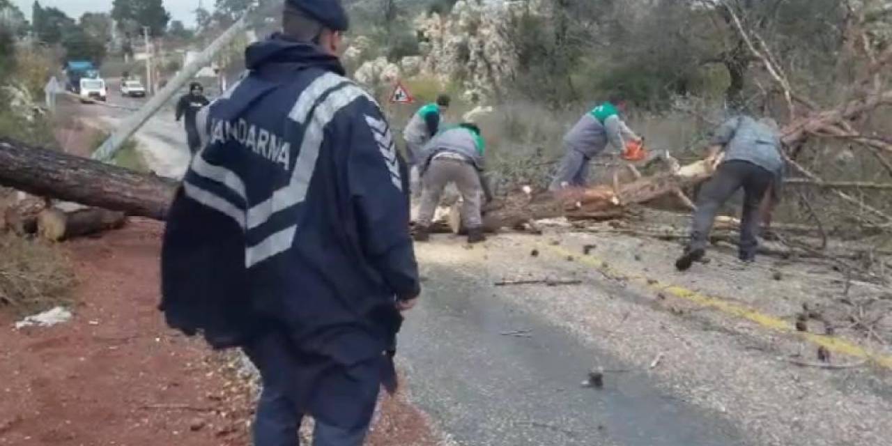 Marmaris’te Sağanak Yağış Ve Fırtına Devam Ediyor