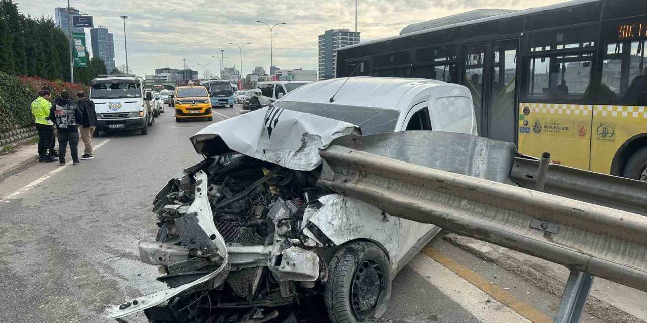 Maltepe E 5’te Araç Bariyerlere Girdi: 2 Yaralı