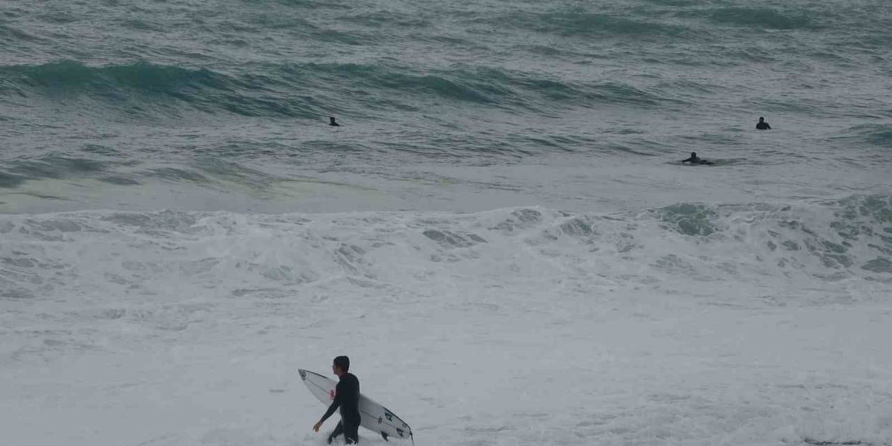 Sağanak Ve Fırtına Alarmı Verilen Antalya’da Deniz Sörfçülere Kaldı