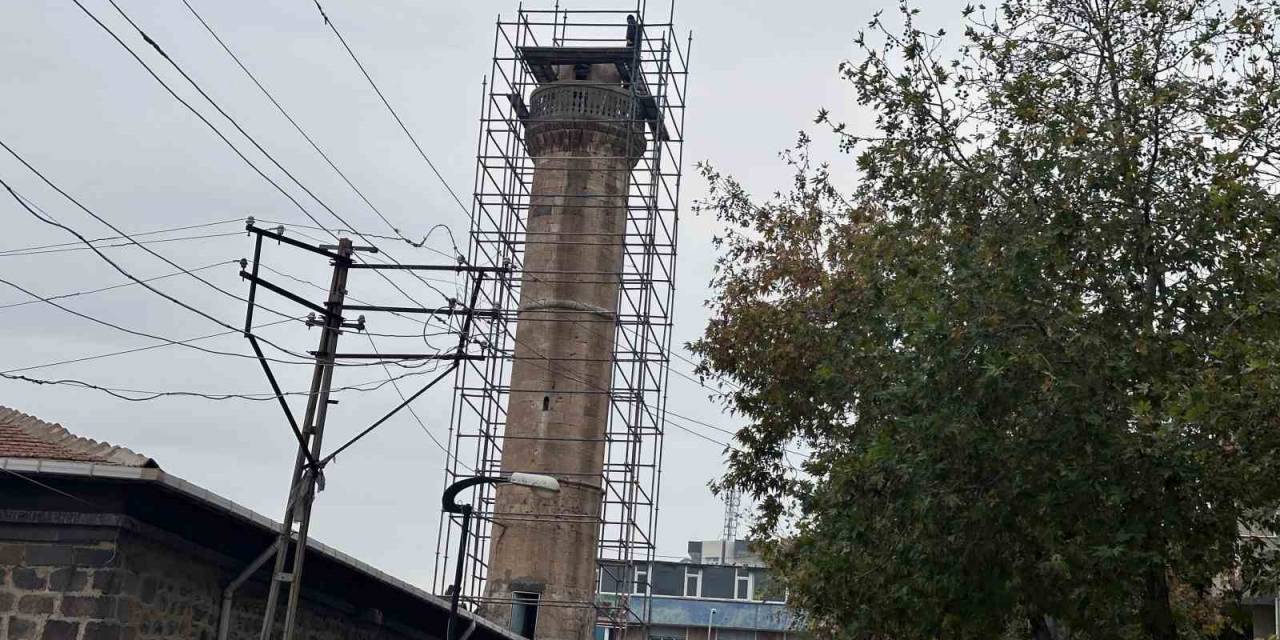 Depremde Zarar Gören Ulu Camii Minaresi Onarılmaya Başlandı