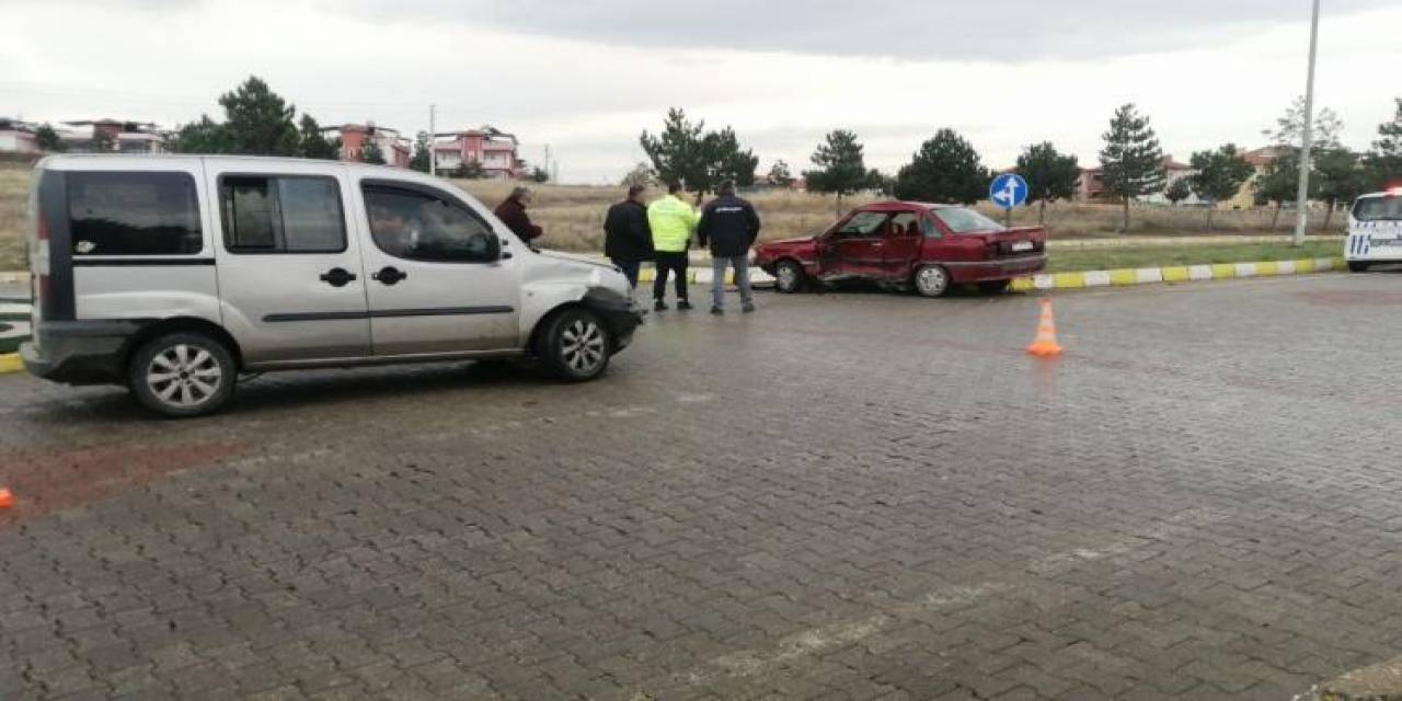 16 Yaşındaki Ehliyetsiz Çocuk Sürücünün Karıştığı Kazada Sürücüler Yaralandı