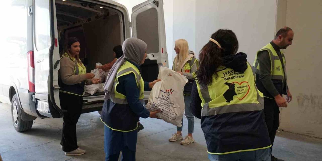 Çiftçi, Depremzede Vatandaşlara 2 Ton Mandalina Dağıttı