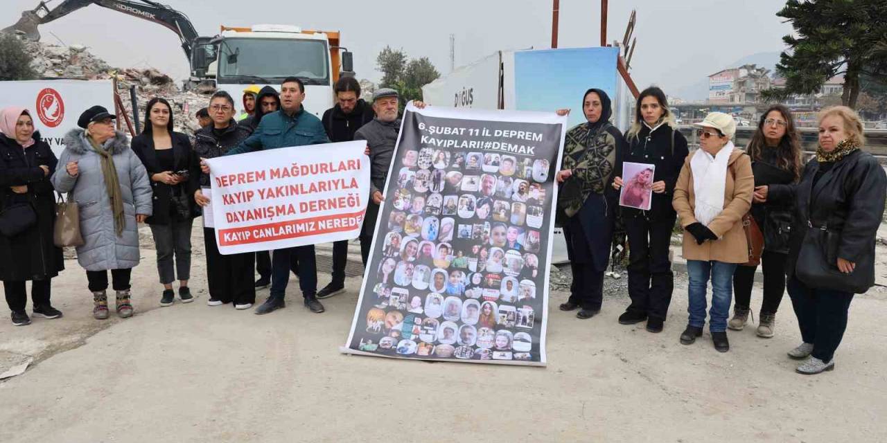 Gözü Yaşlı Depremzede Aileler, Kayıp Olan Yakınlarından Gelecek Haberleri Umutla Bekliyor