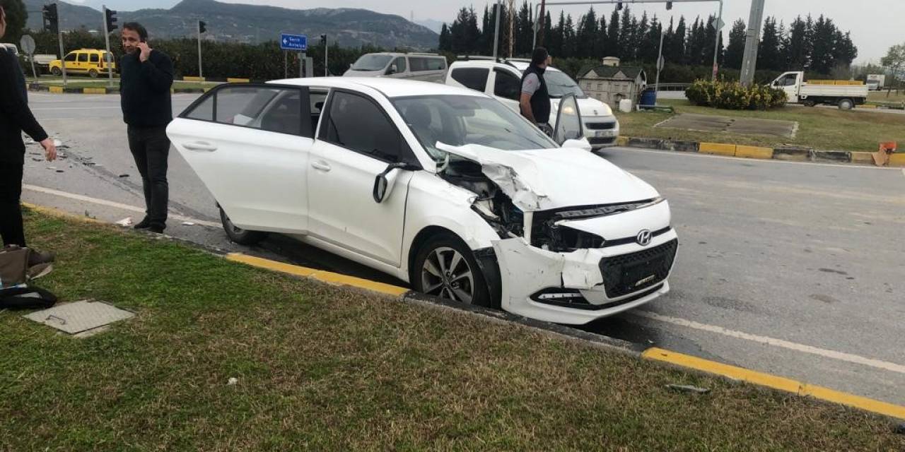 Manavgat’ta Kamyonetle Otomobil Çarpıştı: 4 Yaralı