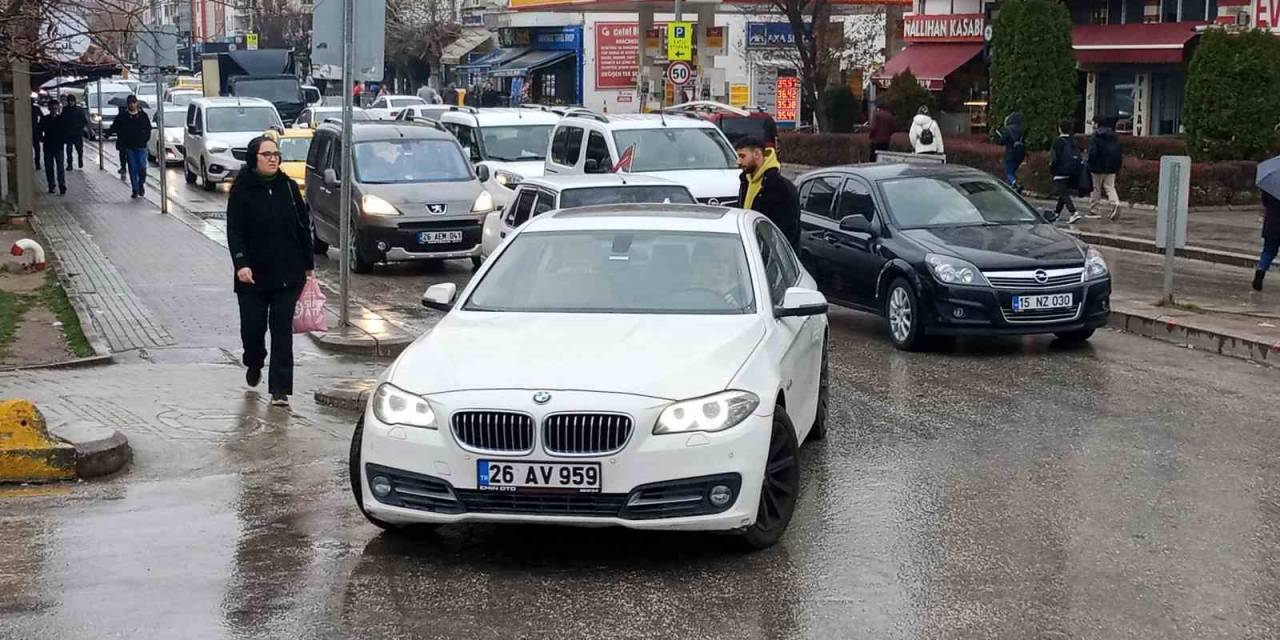 Yağmur Sonrası Kent Merkezinde Trafik Sıkıştı