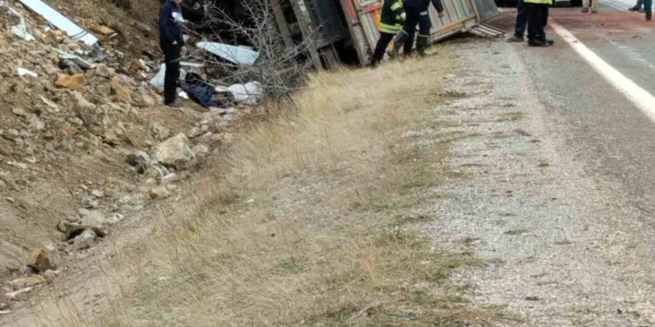 Yahyalı’da Kamyon Şarampole Devrildi: 1 Yaralı