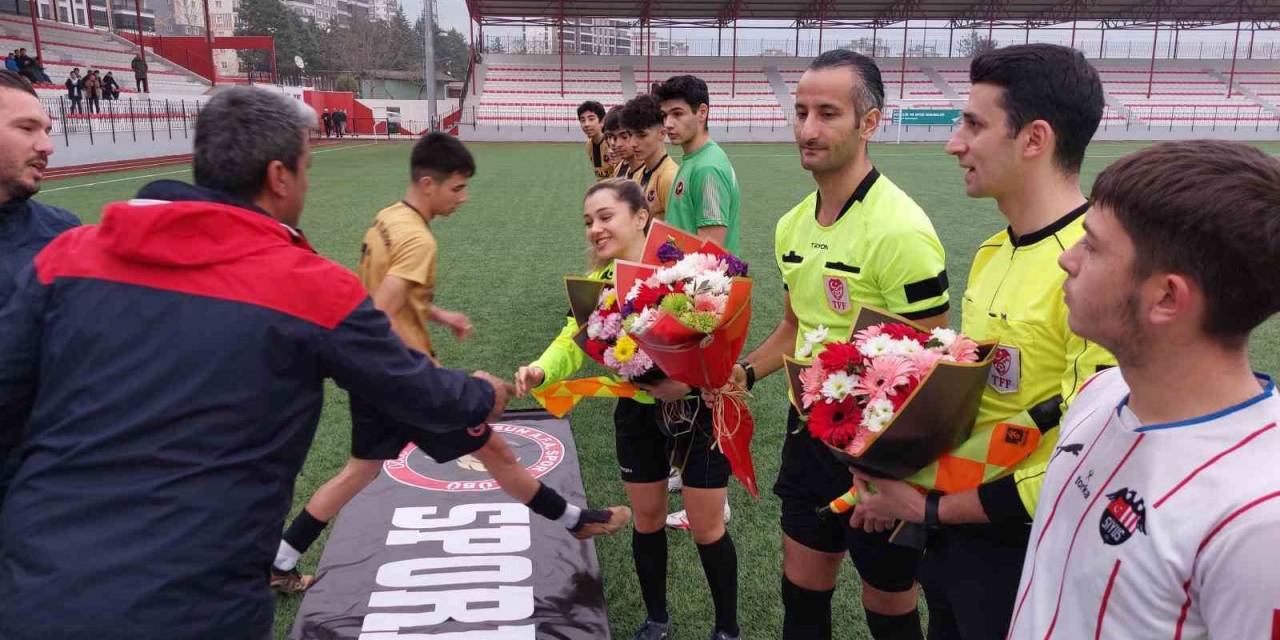 Sahaya "Sporda Şiddete Hayır" Yazılı Pankartla Çıkıp, Hakemlere Çiçek Verdiler