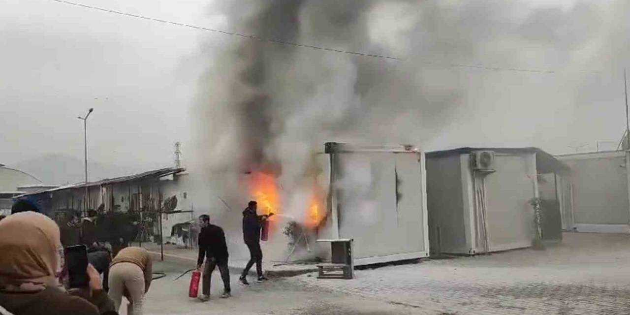 Konteynerde Çıkan Yangın, Çevreye Sıçramadan Söndürüldü