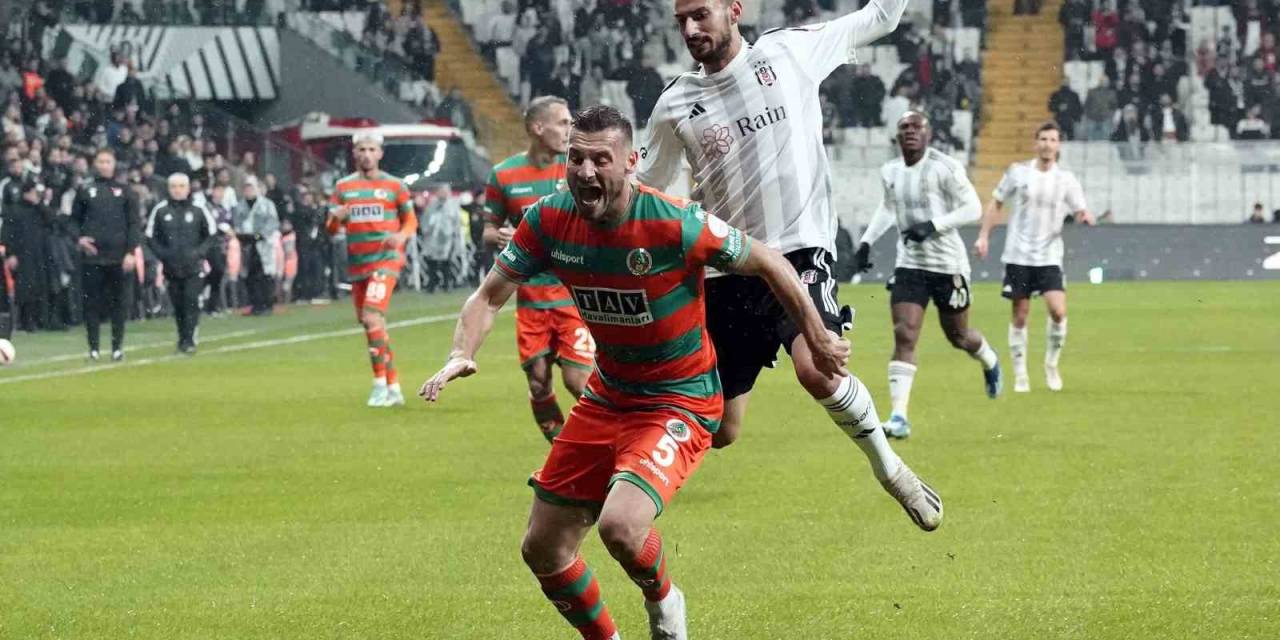 Trendyol Süper Lig: Beşiktaş: 1 - Alanyaspor: 1 (İlk Yarı)