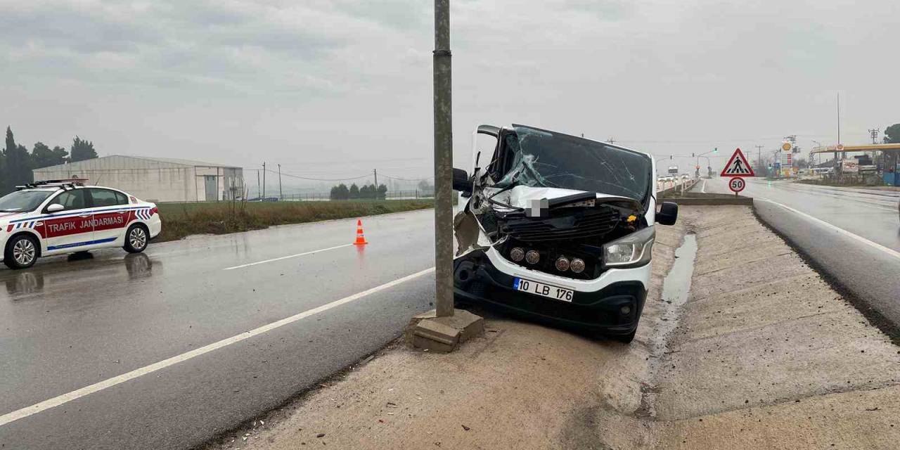 Balıkesir’de Kamyonet İle Tır Çarpıştı: 1 Yaralı