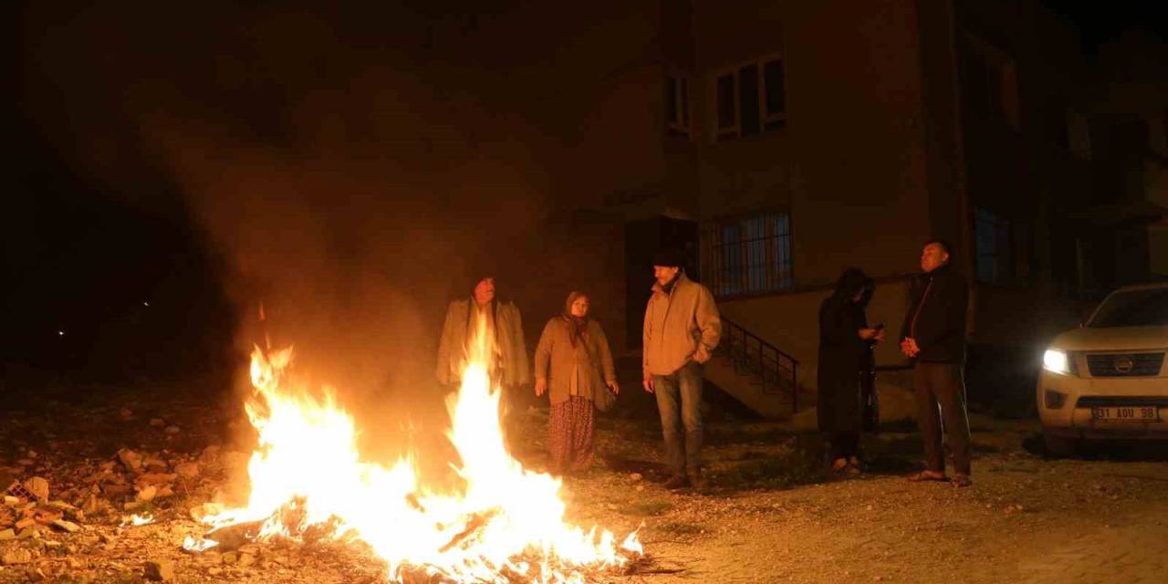 Deprem Korkusuyla Kendini Sokağa Atan Vatandaşlar Ateş Yakarak Isındı