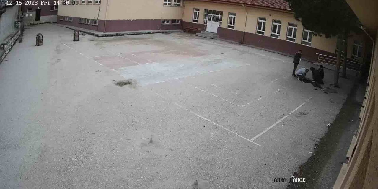 Okul Bahçesinde Kalbi Duran Öğrenciyi Öğretmeni Kurtardı: O Anlar Kamerada