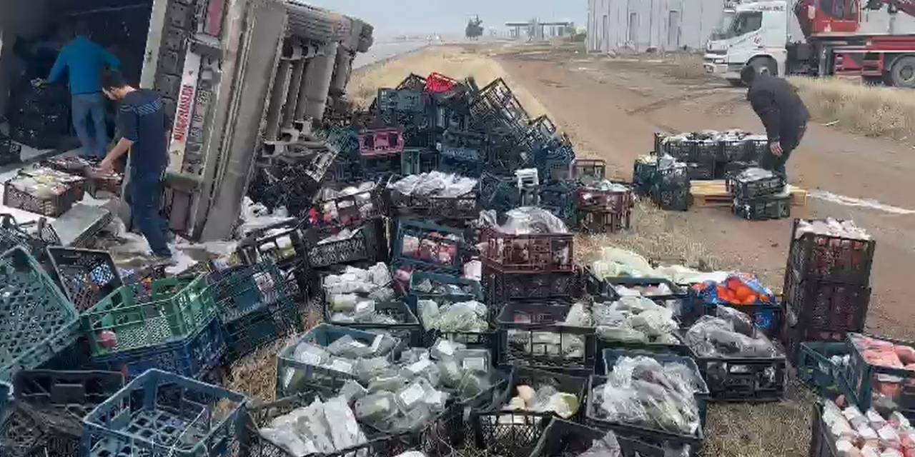 Sebze Ve Meyve Yüklü Tır Devrildi