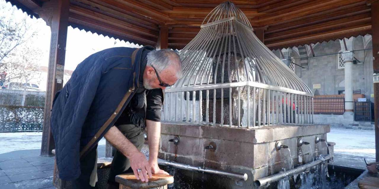 Buz Tutan Şadırvanda Abdest Alıyorlar