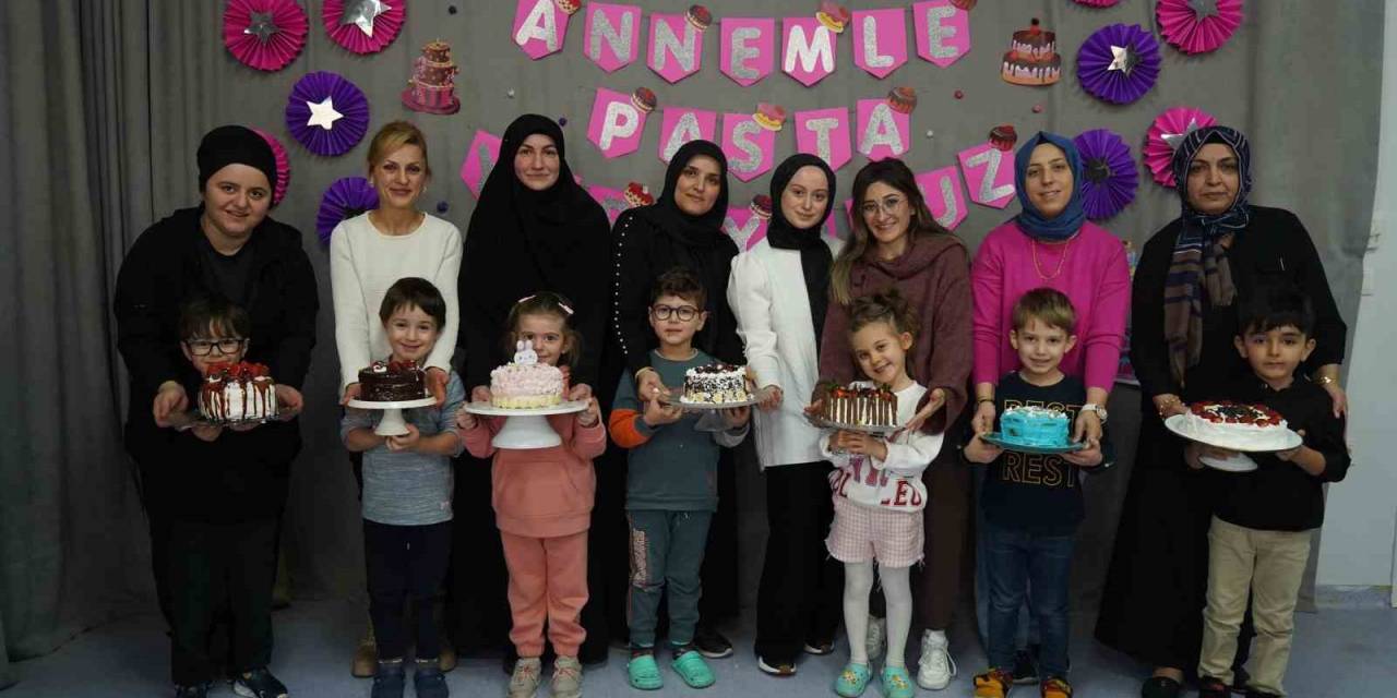 Minikler Anneleriyle Pasta Yaptı