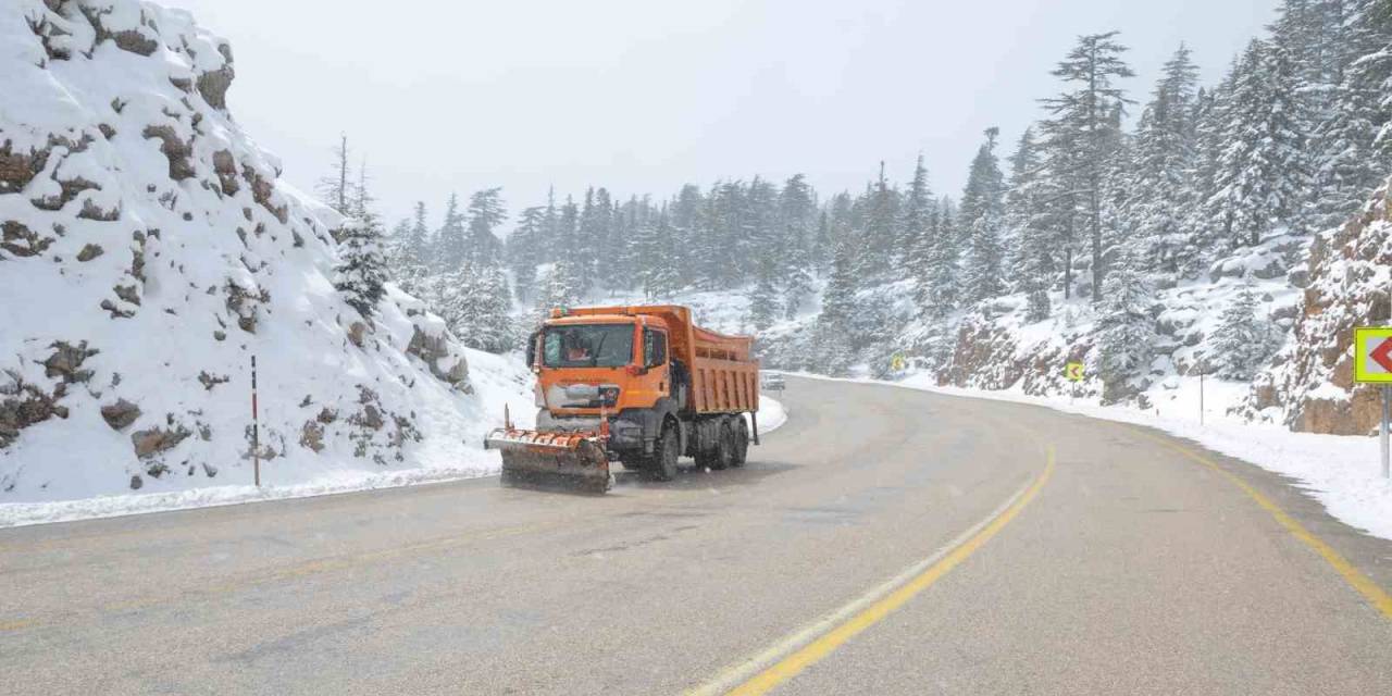 Antalya-konya Karayolunda Kar Kalınlığı 25 Santime Ulaştı