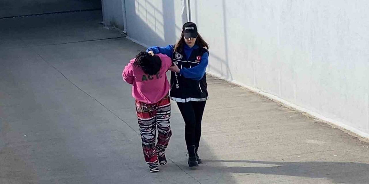 Sokakta Uyuşturucu Satan 1’i Kadın 3 Kişi Yakalandı
