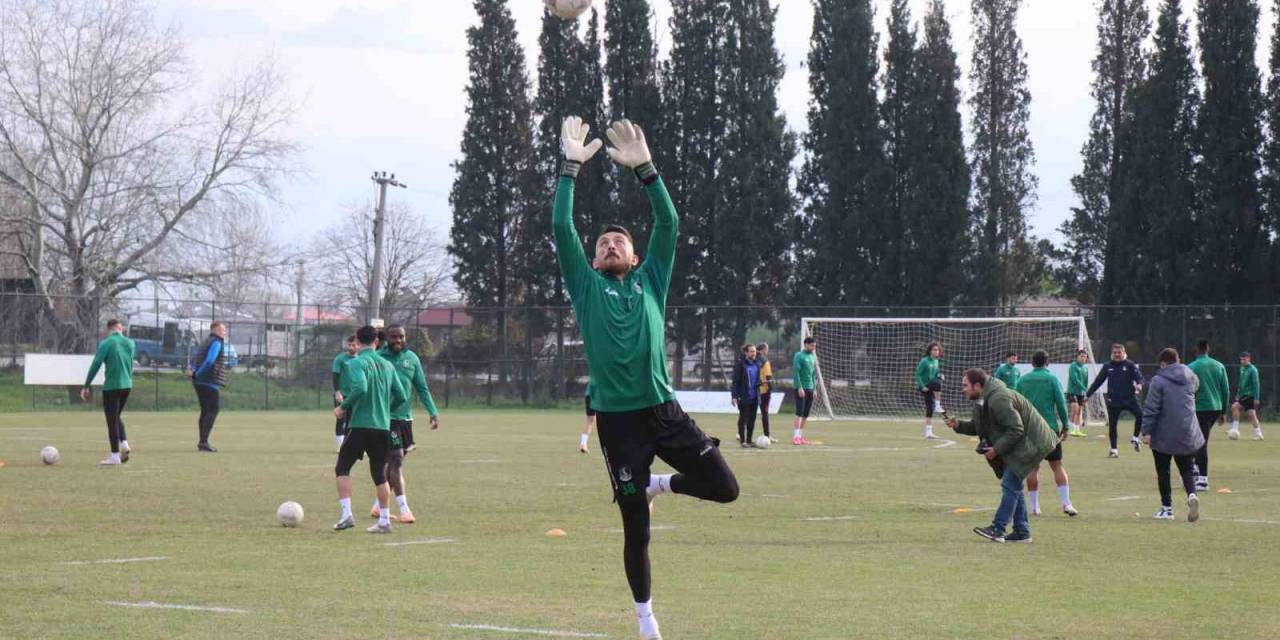 10 Maçtır Mağlup Olmayan Sakaryaspor, Ezeli Rakibini Yenmek İçin Sahaya Çıkacak