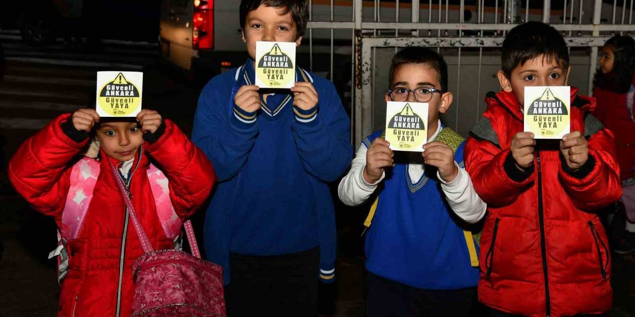 Ankara Büyükşehir Belediyesinden Öğrencilere Reflektörlü Çıkartma Ve Kol Bandı