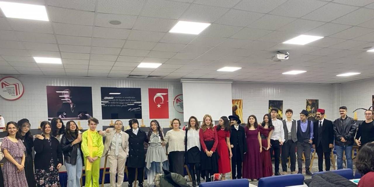 Eskişehir Atatürk Lisesi’nden ‘Dünya Roman Kahramanları’ Günü Sergisi