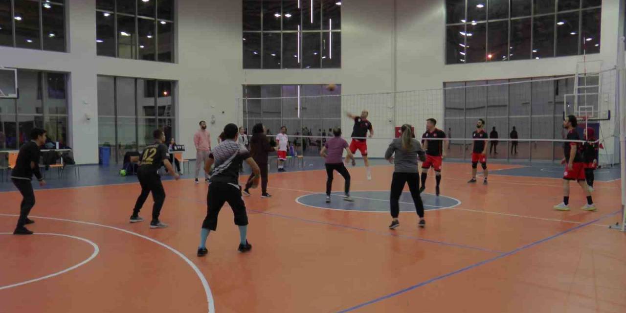 Sağlıkçılar Voleybol Turnuvasında Stres Atıyor