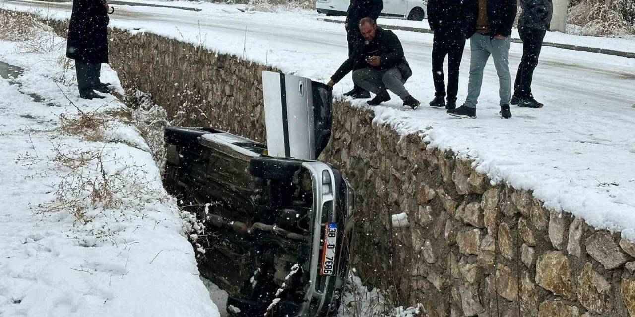 Kar Yağışı Kazaları Beraberinde Getirdi: Kayan Araç Dereye Düştü