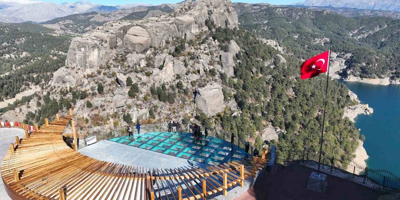 Ali Kayası Cam Teras Ziyaretçilerin Beğenisini Kazanıyor