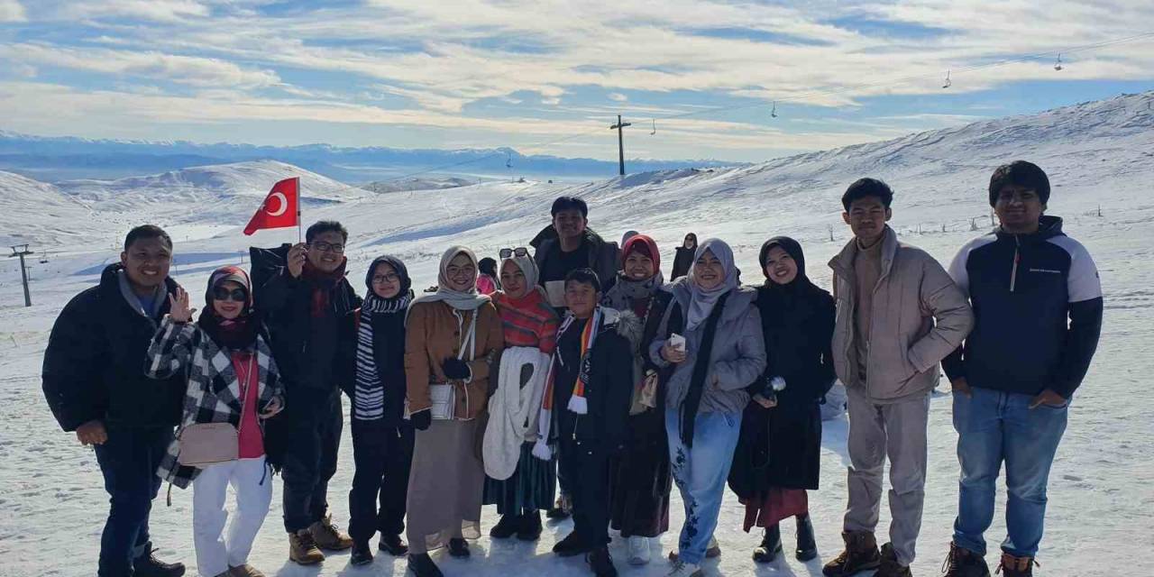 9 Bin 87 Kilometre Uzaklıktan Gelen Endonezyalı Turistler Erciyes’e Hayran Kaldı