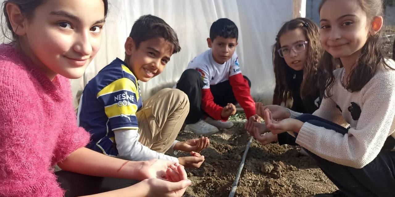 Altıntaş’ta Öğrenciler Yerli Tohumları Toprakla Buluşturdu