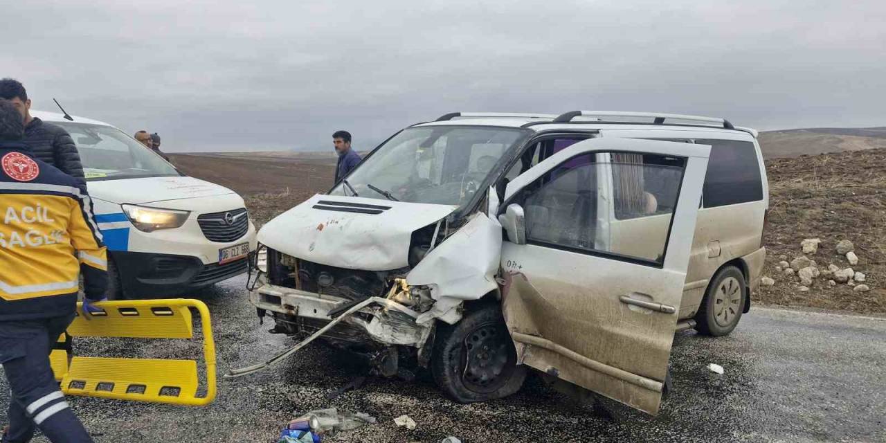 Otomobil Ve Ticari Araç Çarpıştı: 5 Yaralı