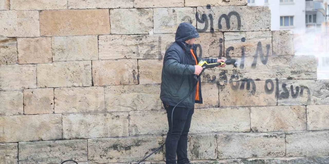 Çifte Minareye Yapılan Saygısızlık Temizlendi