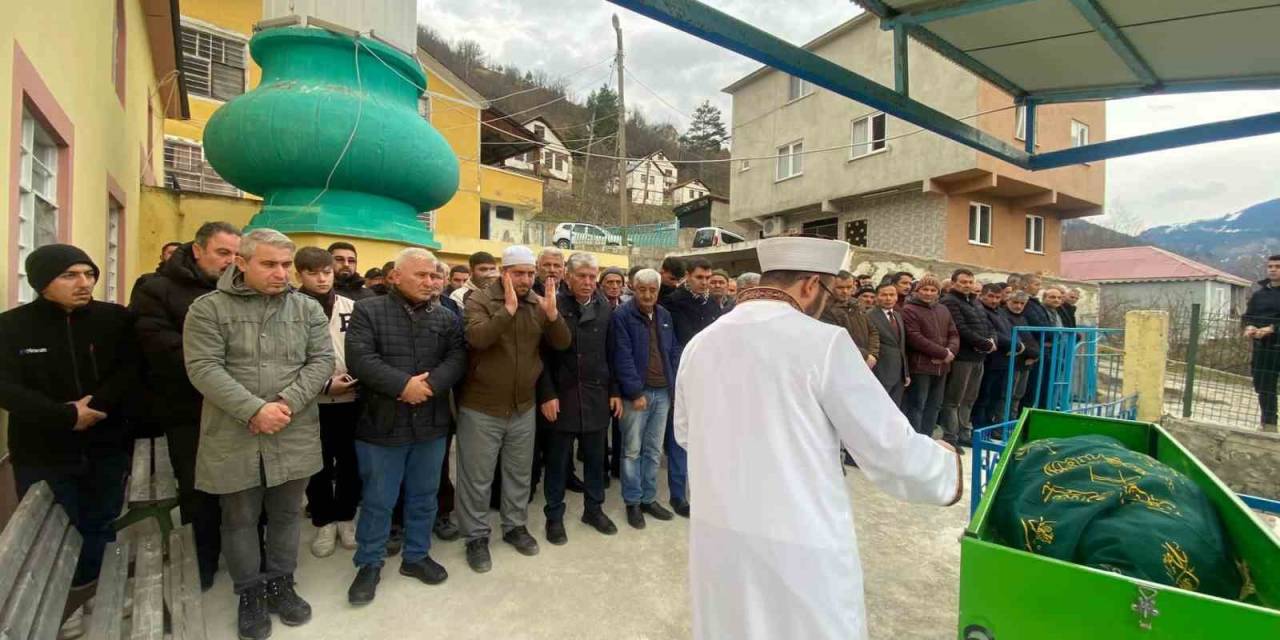 Minibüsün Çarptığı Kadın 70 Metrelik Uçuruma Yuvarlanarak Hayatını Kaybetti