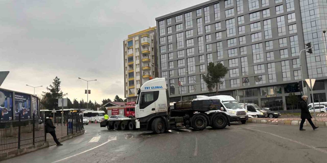 Dorsesi Kopan Tır Yolu Ulaşıma Kapattı