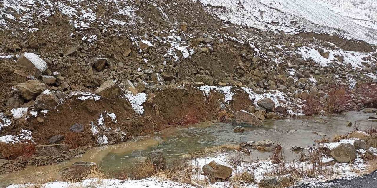 Dağdan Kopan Kaya Parçaları Köy Halkını Korkuttu