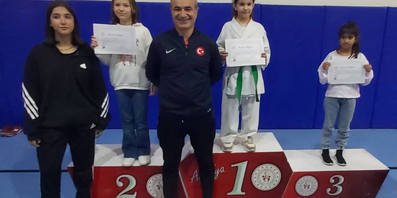 Kemer Belediyesi Karate Takımından 14 Madalya