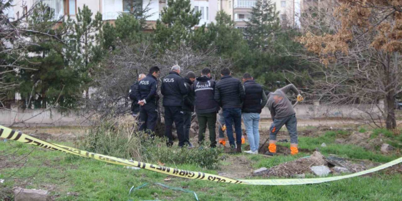Boş Arazide Dua Eden Şahıs Ekipleri Harekete Geçirdi