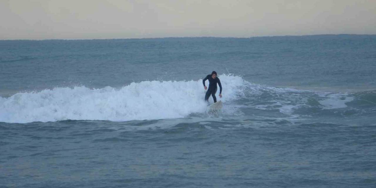 Sörfçüler, Dalgaları Takip Ediyor