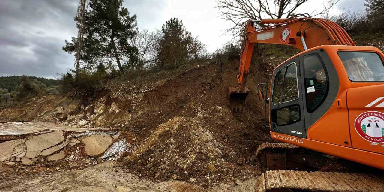 Heyelan Nedeniyle Kapanan Yola Menteşe Belediyesi Müdahale Etti