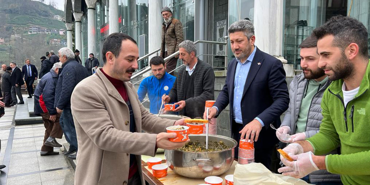 Rize'de vatandaşlara karalahana çorbası dağıtıldı