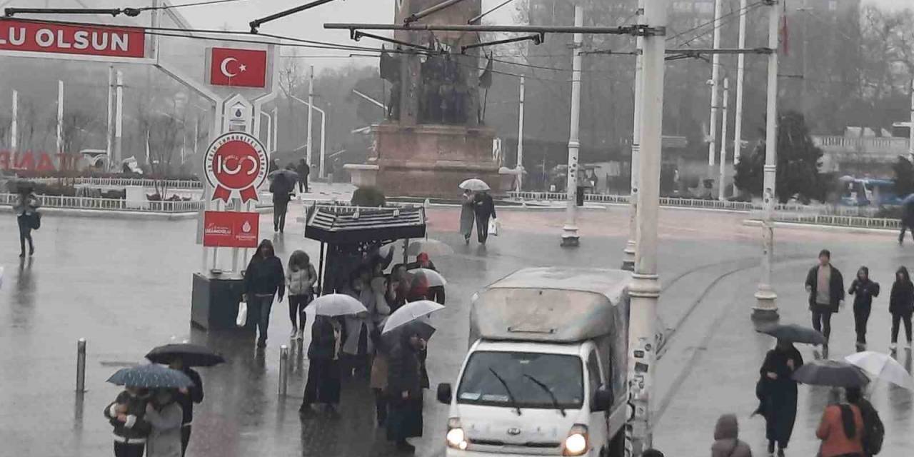 Taksim’de Etkili Olan Sağanak Yağış Ve Rüzgar Vatandaşlara Zor Anlar Yaşattı
