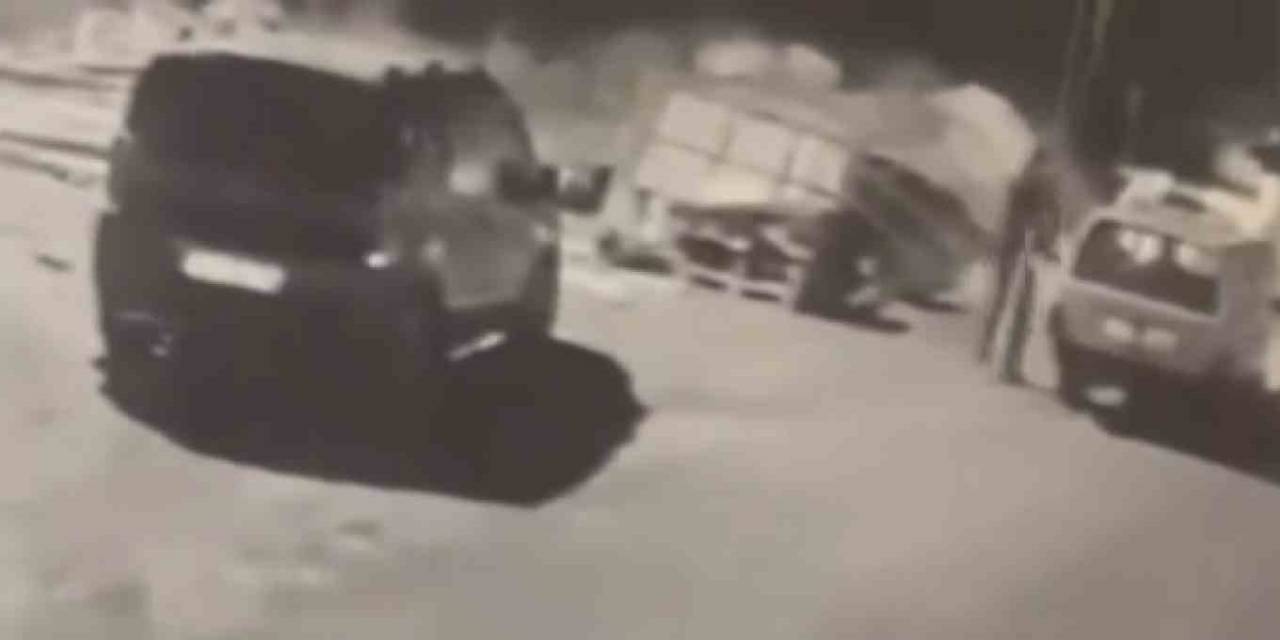 Hırsız 2 Metrelik Demir Profili Arabaya Sığdırarak Çaldı