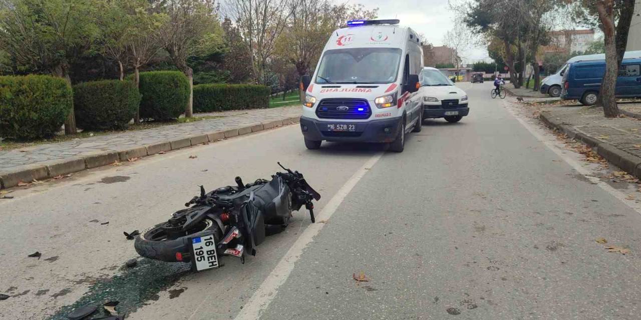 Motosiklet Ticari Taksi İle Çarpıştı: 2 Yaralı