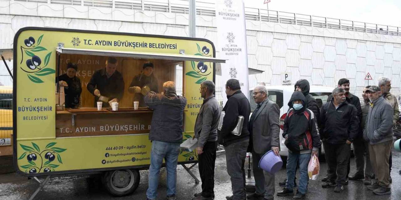 Aydın Büyükşehir Belediyesi’nden Kuşadalılara Soğuk Havada İç Isıtan İkram