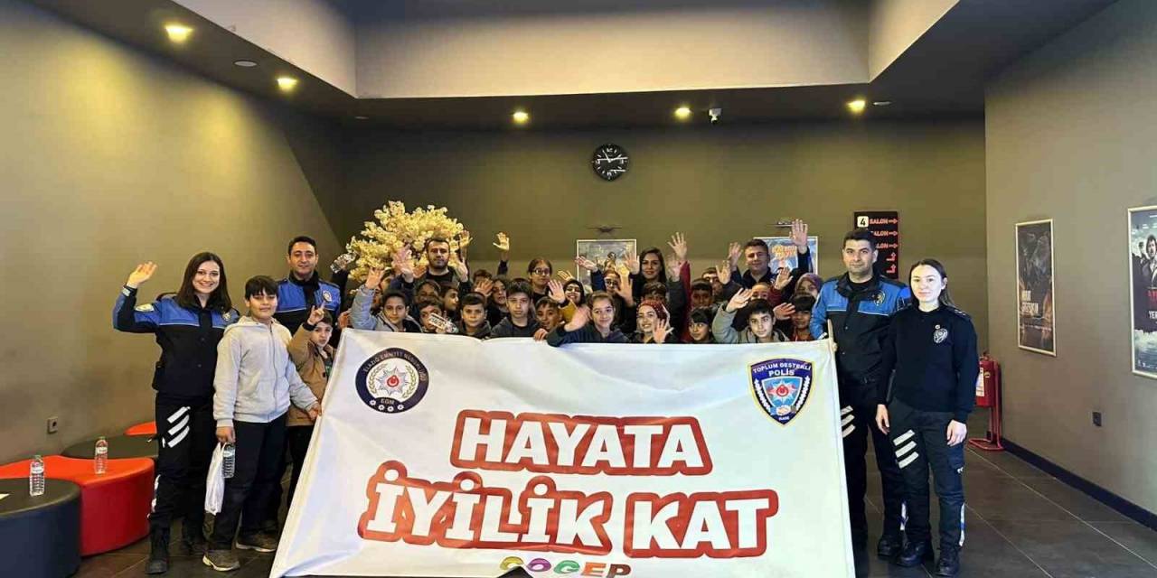 Sinemaya Gitmemiş 29 Depremzede Öğrenci ‘Aybüke: Öğretmen Oldum Ben’ Filmini İzledi