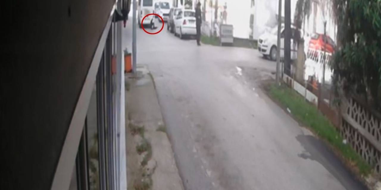 Geri Manevra Yapan Öğrenci Servisinin Altında Kalan Kadın Ağır Yaralandı