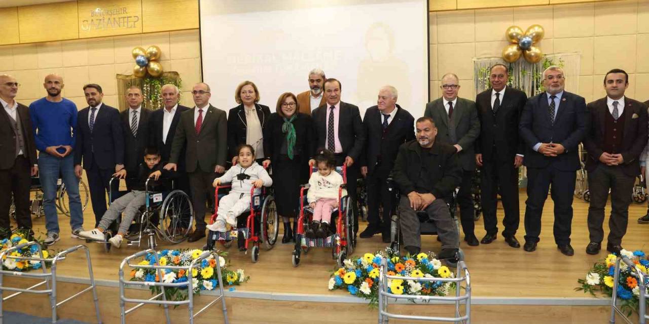 Fatma Şahin, Engelli Bireylere Malzeme Dağıtımında Gözyaşlarına Hakim Olamadı